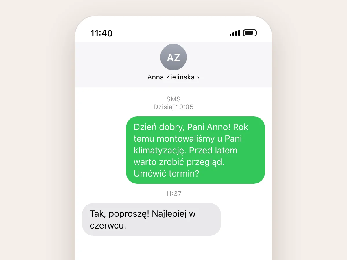 SMS do klientki sprzed roku z propozycją przeglądu klimatyzacji i jej odpowiedź: tak, poproszę